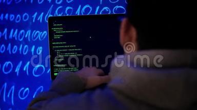 网络犯罪黑客技术概念。 黑客在暗室编写编程代码或使用病毒程序进行网络攻击。